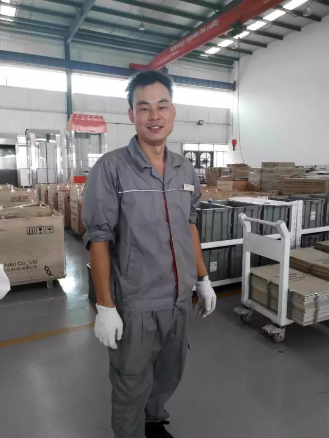 西尼小伙見義勇為-“污水河”中奮勇救起落水小女孩獲點(diǎn)贊